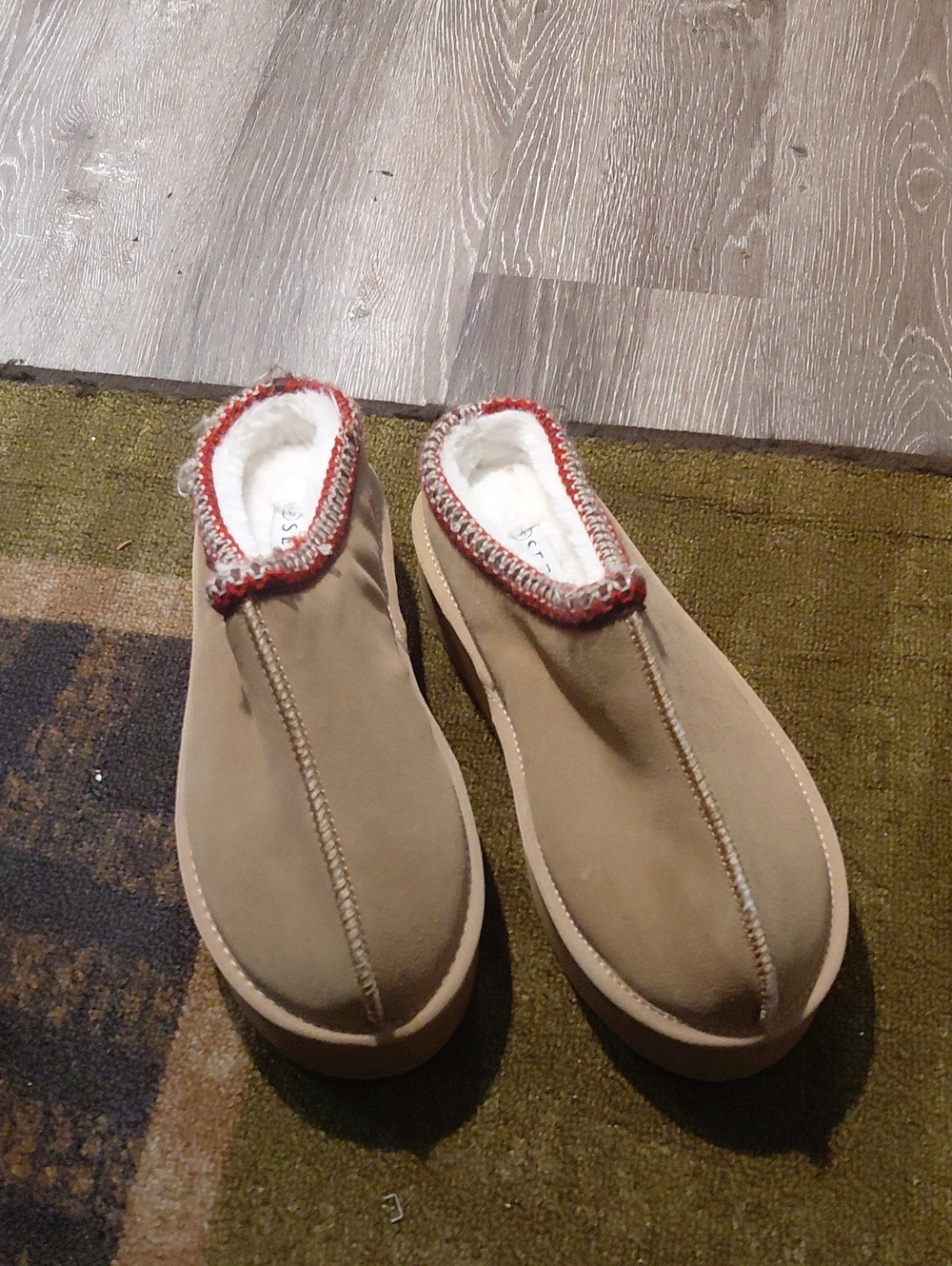 Serra Women's Tan Slip-On Slippers with Red-Trim Collar